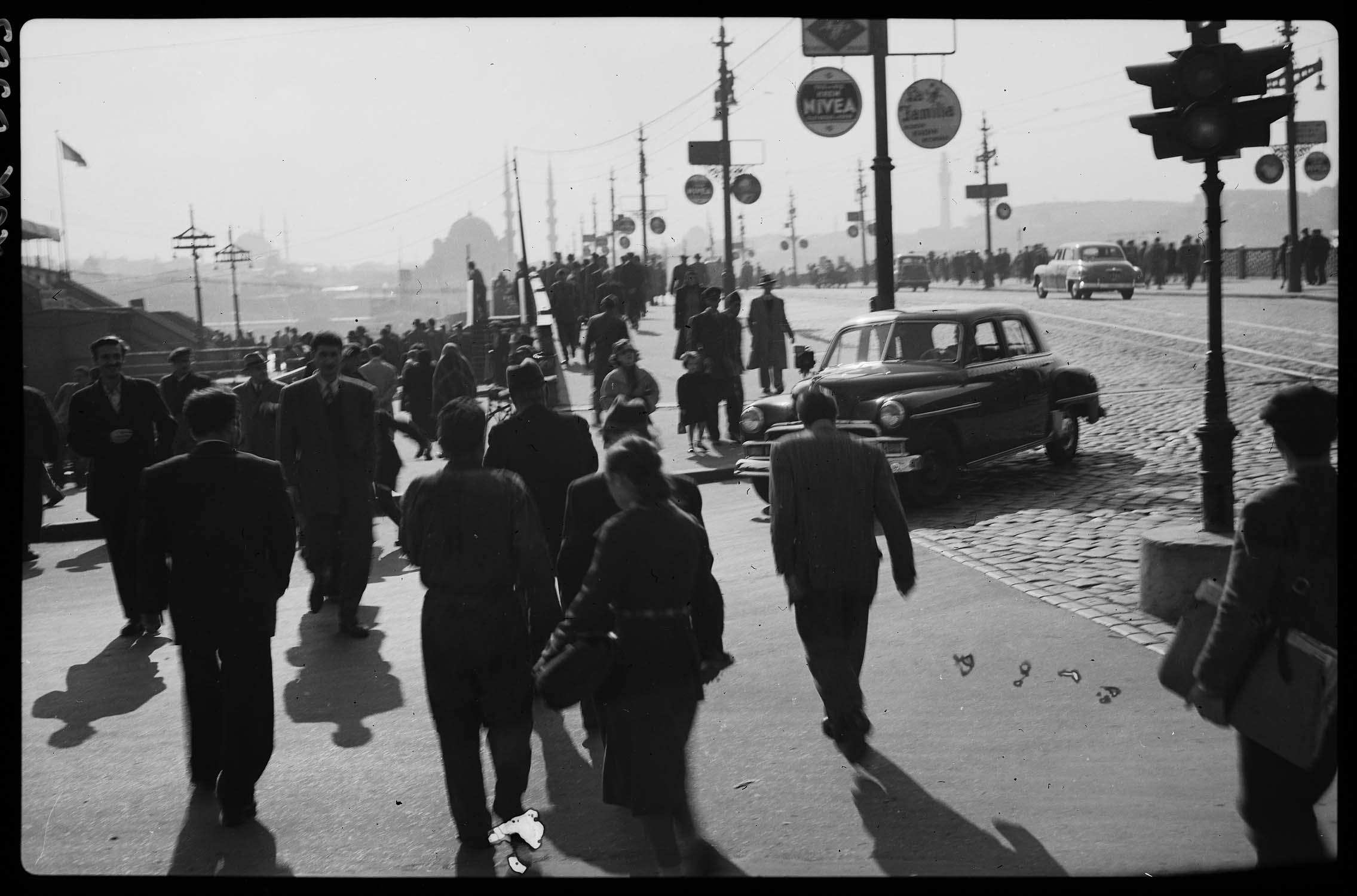 Passants et automobiles sur le pont